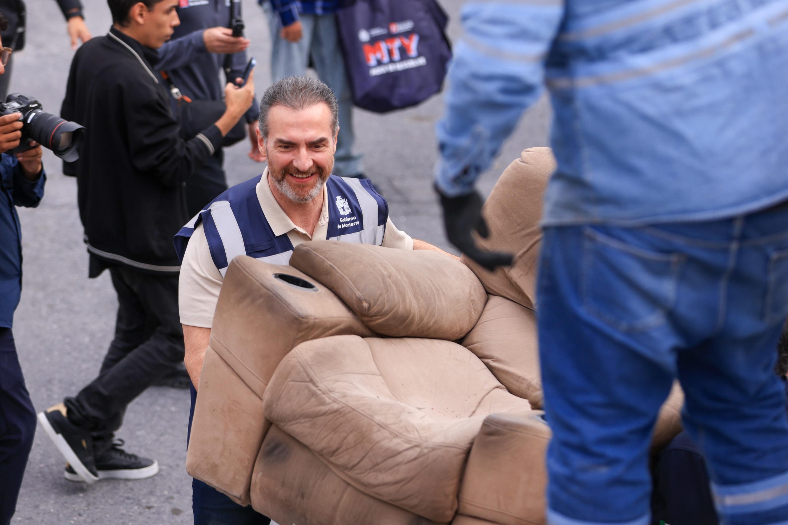 Encabeza Adrián de la Garza operativo integral de servicios públicos en Colonia del Maestro 